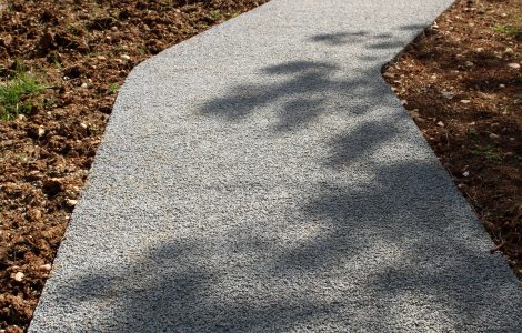 Allée sol en béton drainant