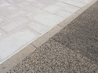 Dallage en pierre naturelle et allée en béton désactivé décoratif