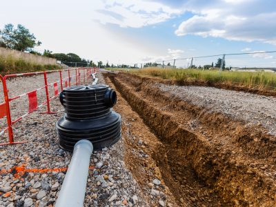 Tranchée pour installation des réseaux d'eaux usées.