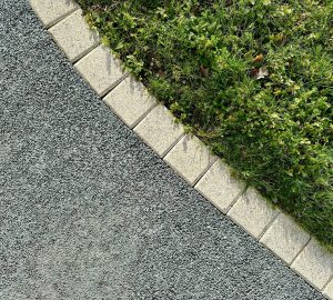 Bordures et allée en résine drainante